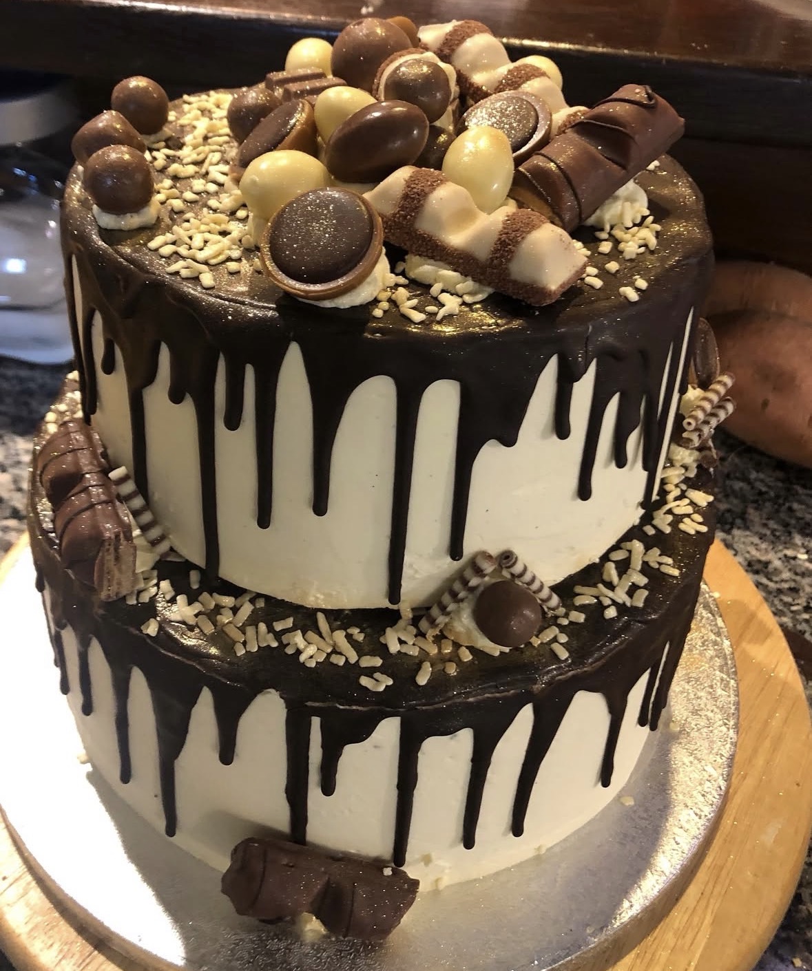 Zweistöckige Geburtstagstorte